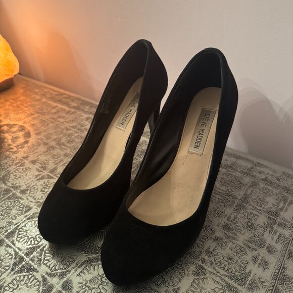 Steve Madden Remmedy Black Suede Pumps - Picture 5 of 12